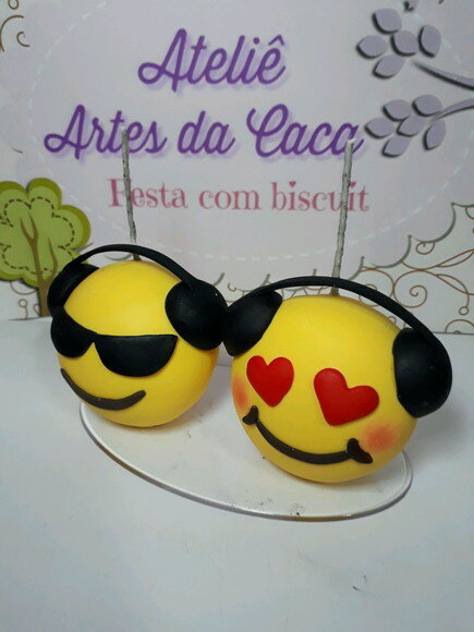 Topo de bolo em biscuit emojis com fone