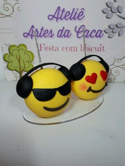 Topo de bolo em biscuit emojis com fone