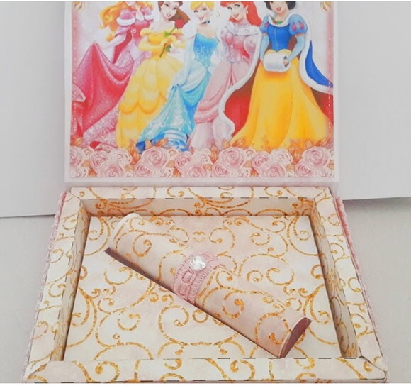 Convite de Aniversário das Princesas Pergaminho Festa Luxo