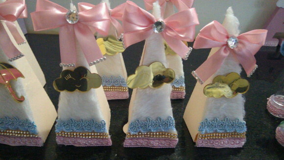 Lembrancinha Aniversário Chuva de Amor Caixa Piramide Luxo