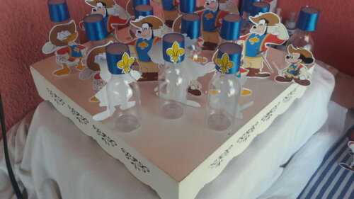 Lembrancinhas Mickey e os Tres Mosqueteiro Garrafinha
