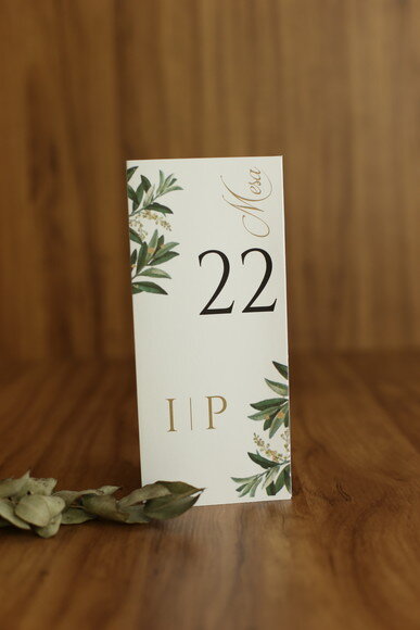 25 Menus com Numeração de Mesa - Estilo Prisma