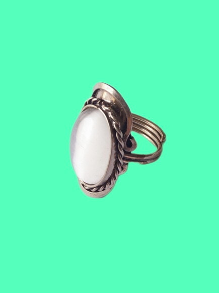 Anel de Alpaca com Pedra Selenita Lapidada, Oval