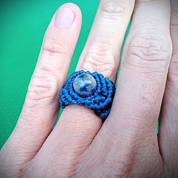 Anel de Macramê Azul com Pedra Sodalita, Artesanal