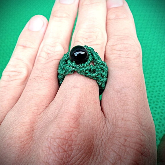 Anel de Macramê Verde com Pedra Ônix, Artesanal