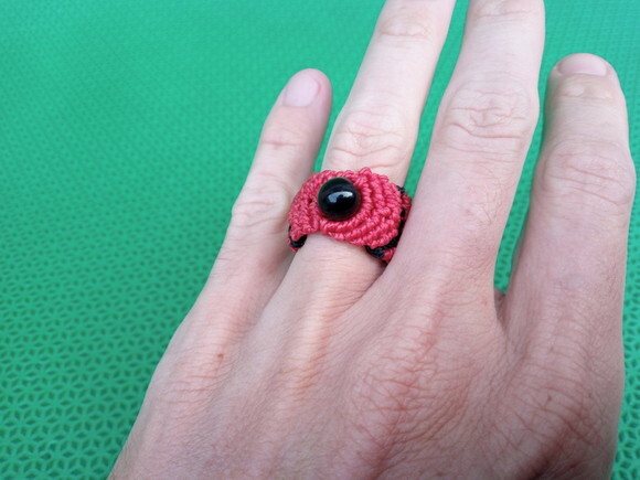 Anel de Macramê Vermelho com Pedra Ônix, Artesanal