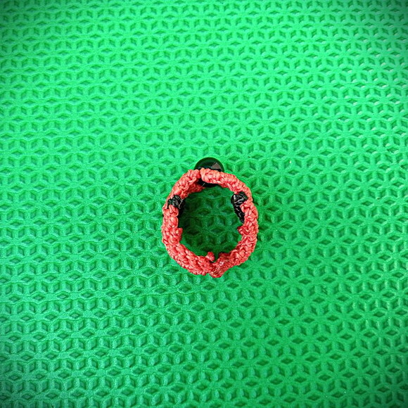 Anel de Macramê Vermelho com Pedra Ônix, Artesanal