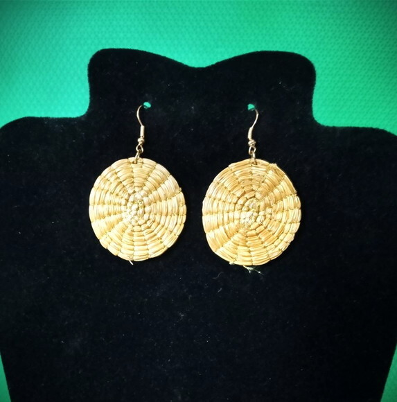 Brinco Capim Dourado Circulo, Artesanal