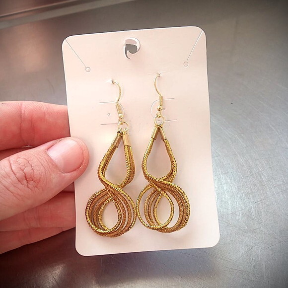 Brinco Capim Dourado Espiral, Artesanal