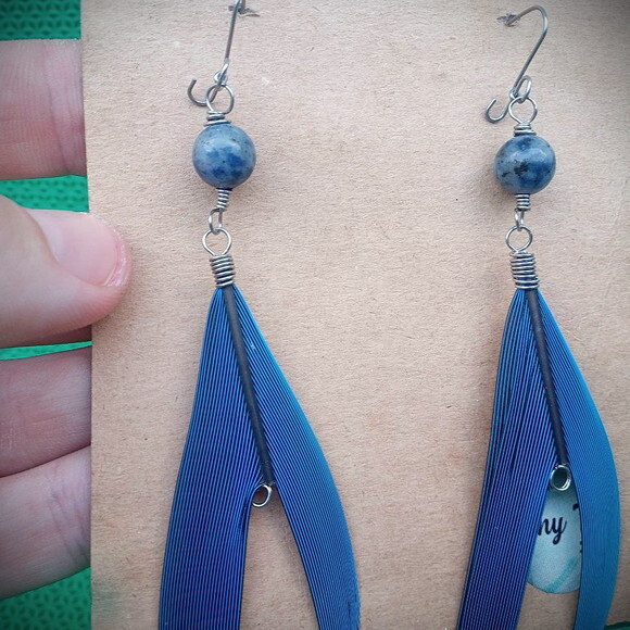 Brinco de Penas Raras, Azul, Artesanal