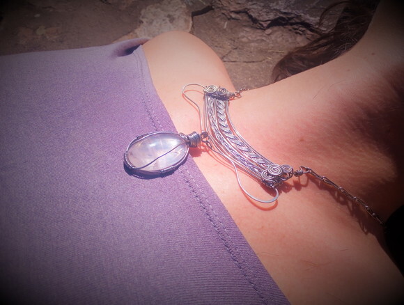 Colar Filigrana com Pedra Cristal de Quartzo em Aço.