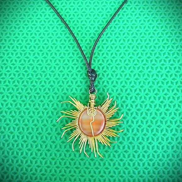 Colar Mandala Espiral Latão Pedra Natural
