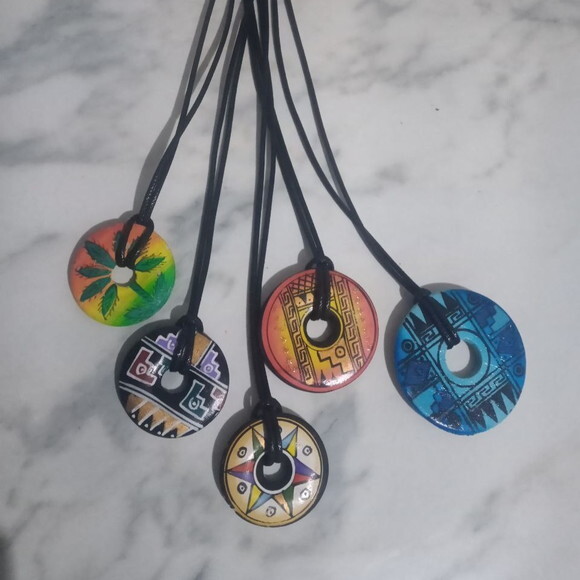Colares de Pingentes Pintados a Mão (variedades)
