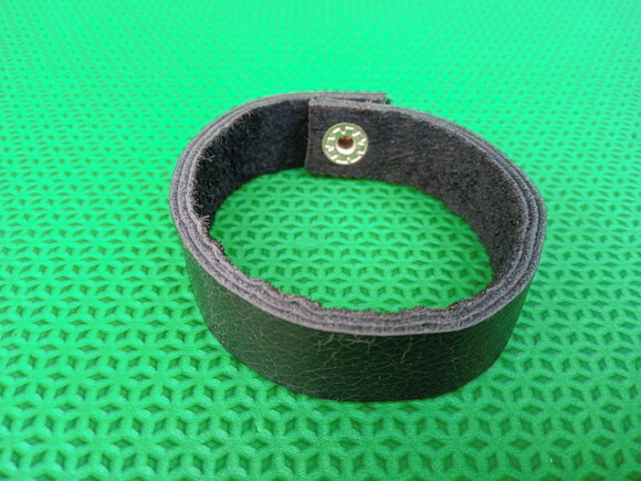 Pulseira de Couro Preta de Botão