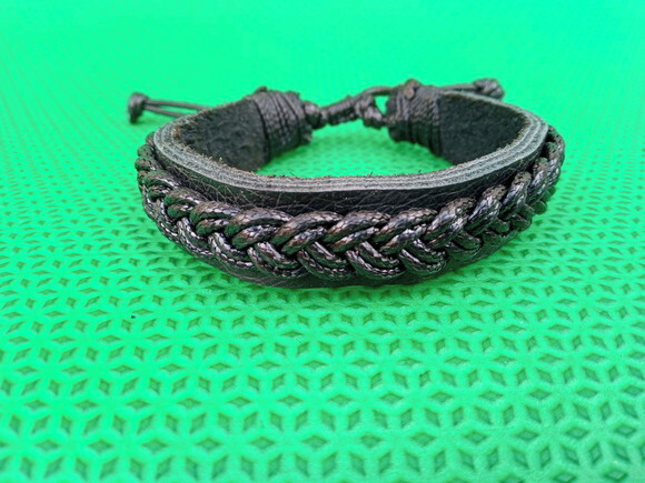 Pulseira de Couro Preta com Trança