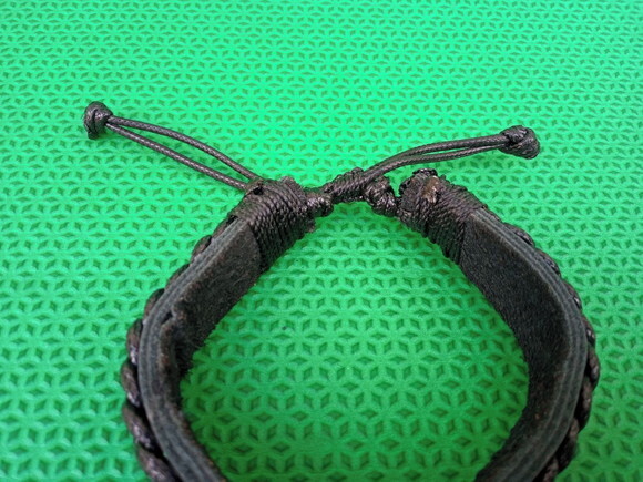 Pulseira de Couro Preta com Trança