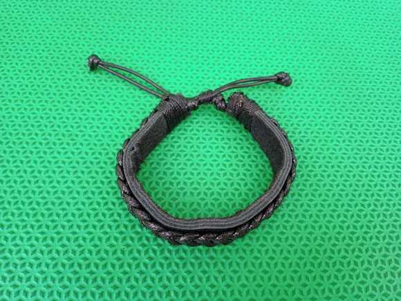 Pulseira de Couro Preta com Trança