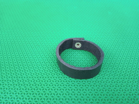 Pulseira de Couro Preta de Botão