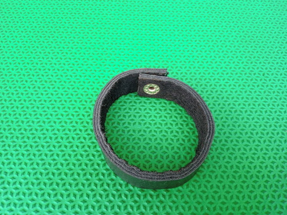 Pulseira de Couro Preta de Botão