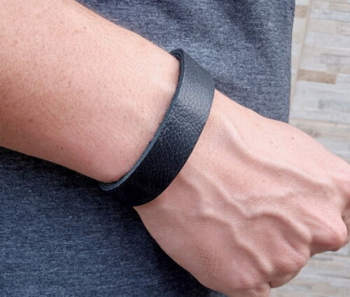 Pulseira de Couro Preta de Botão