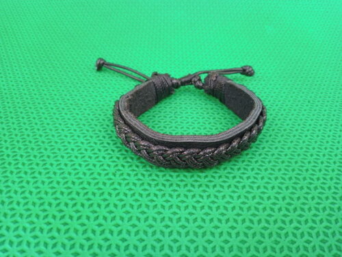 Pulseira de Couro Preta com Trança