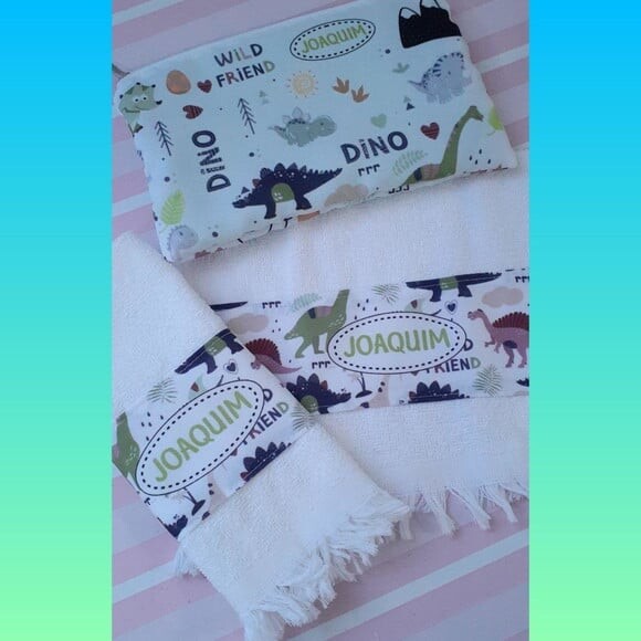 Kit Dinossauro - Toalha e Necessaire