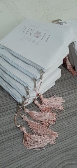 Necessaire personalizada, com tassel decorativo