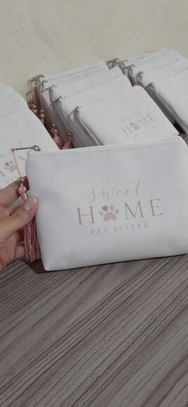 Necessaire personalizada, com tassel decorativo