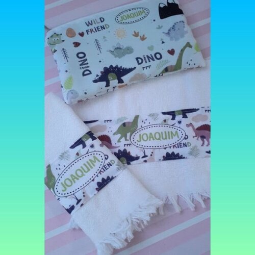 Kit Dinossauro - Toalha e Necessaire