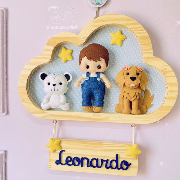 Enfeite de Porta Nuvem Pinus Menino com Ursinho e Pet