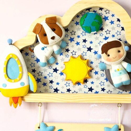 Enfeite de Porta Nuvem Pinus Astronauta Menino