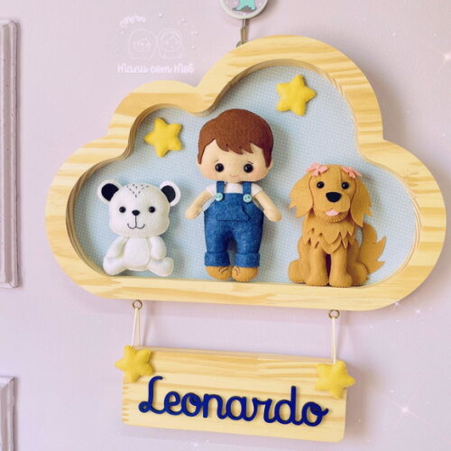 Enfeite de Porta Nuvem Pinus Menino com Ursinho e Pet