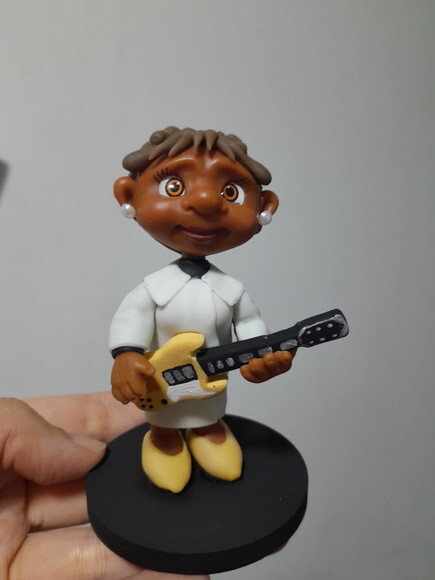 Boneca em Biscuit com Guitarra ? Escultura Personalizada