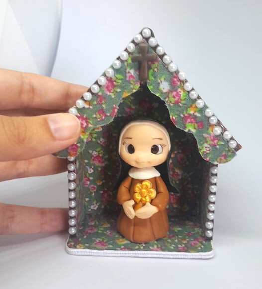 Santinhos em Biscuit com Capela de mdf ? Oratório Artesanal