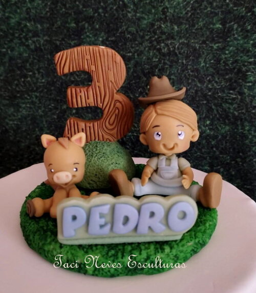 Topo de bolo fazendinha menino com graminha