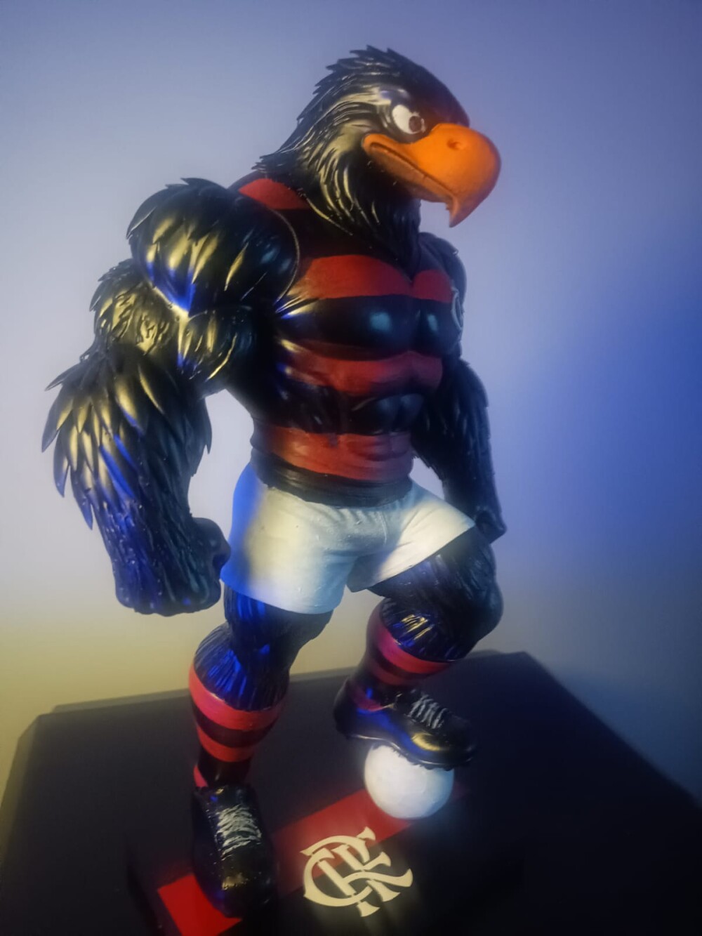 Estatua Mascote Urubu Jogador