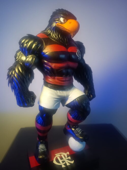 Estatua Mascote Urubu Jogador
