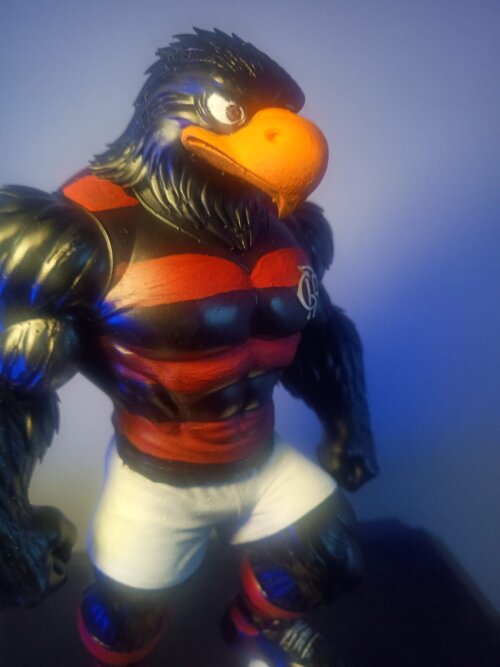 Estatua Mascote Urubu Jogador