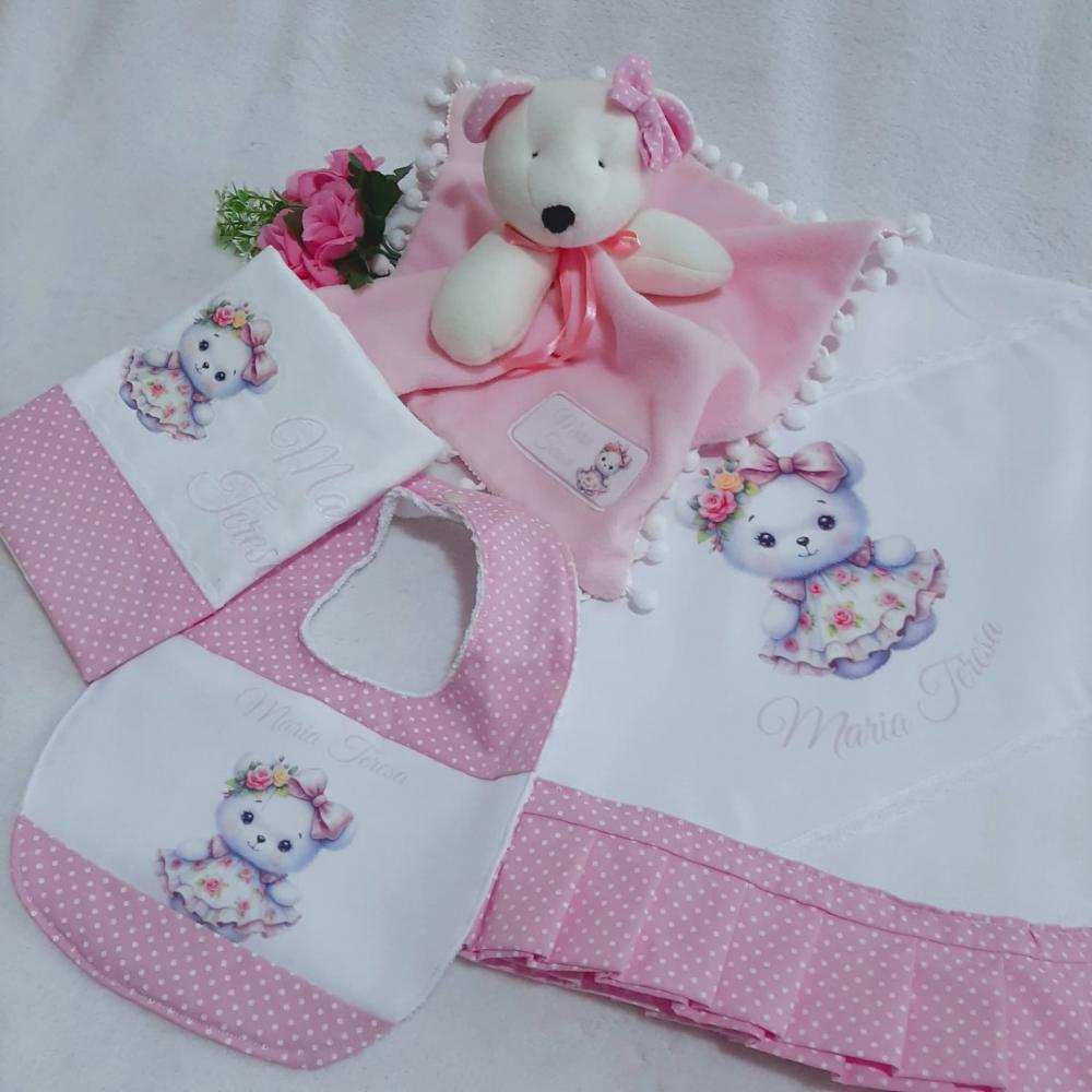Kit Presente para bebê Ursinha Delicada: manta, babeiro, babita 