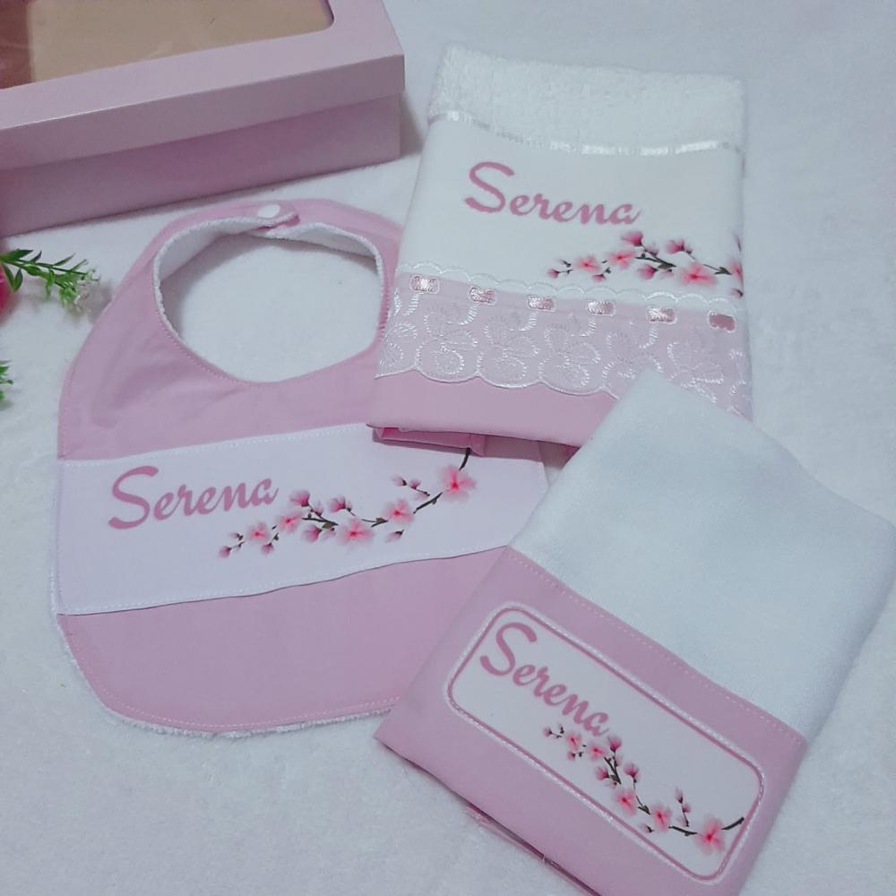 Kit presente personalizado: babeiro, babita e toalhinha Flor de L
