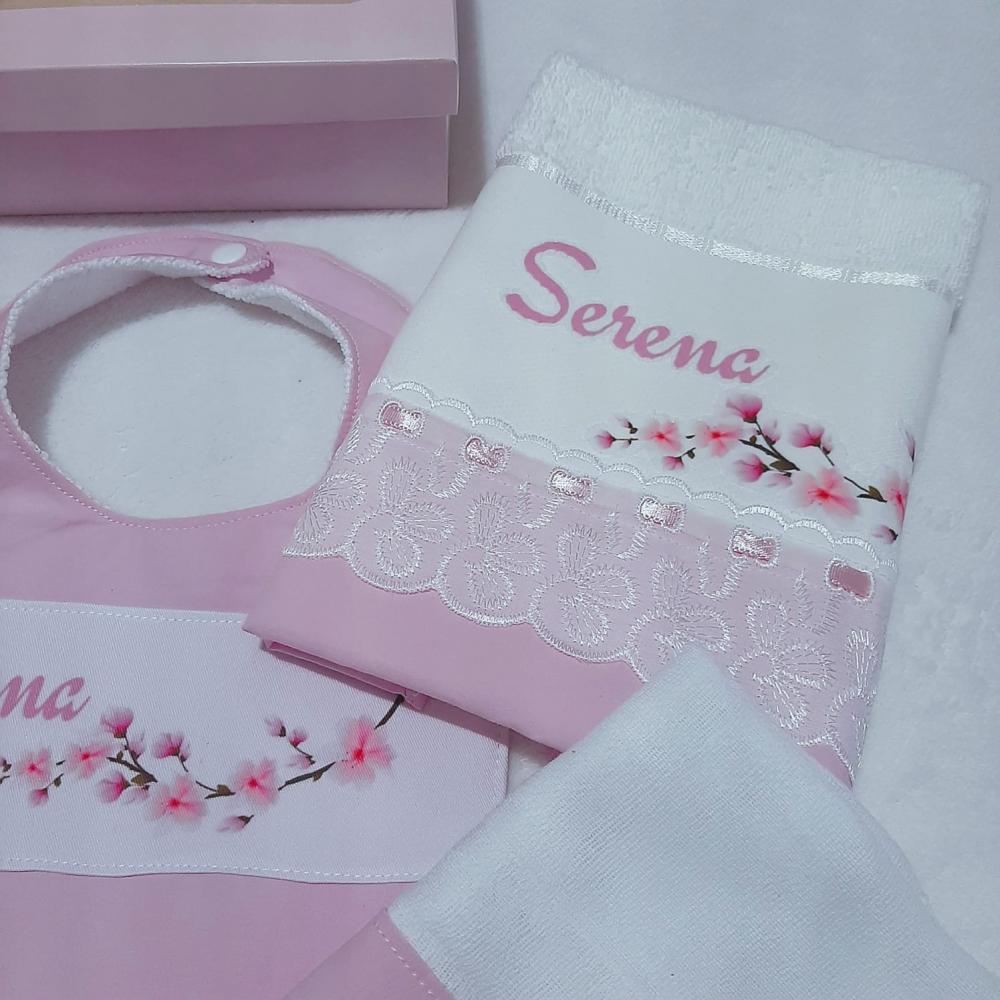 Kit presente personalizado: babeiro, babita e toalhinha Flor de L