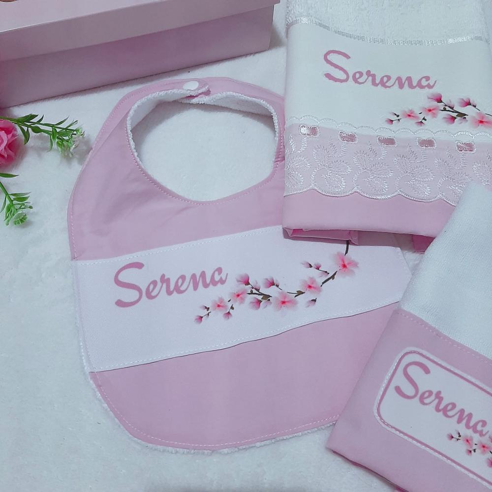 Kit presente personalizado: babeiro, babita e toalhinha Flor de L
