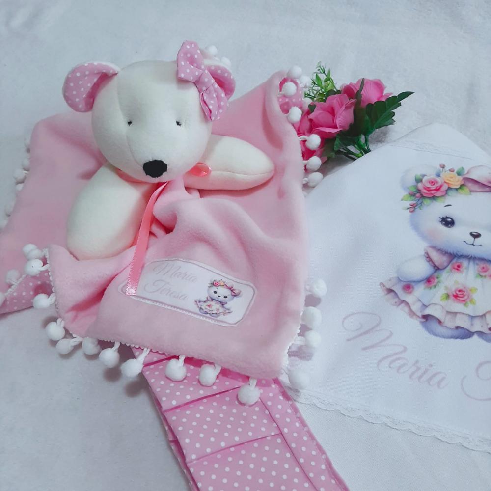 Kit Presente para bebê Ursinha Delicada: manta, babeiro, babita 