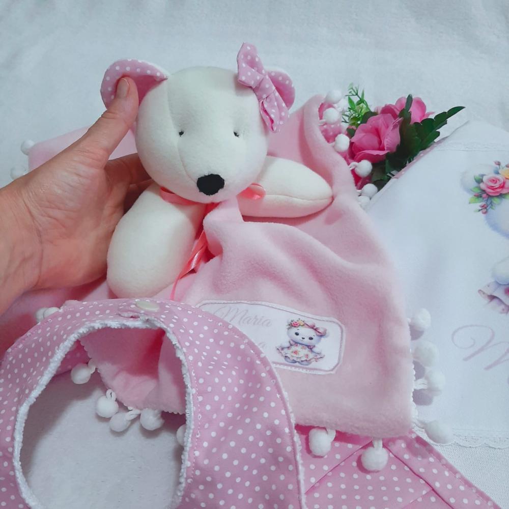 Kit Presente para bebê Ursinha Delicada: manta, babeiro, babita 