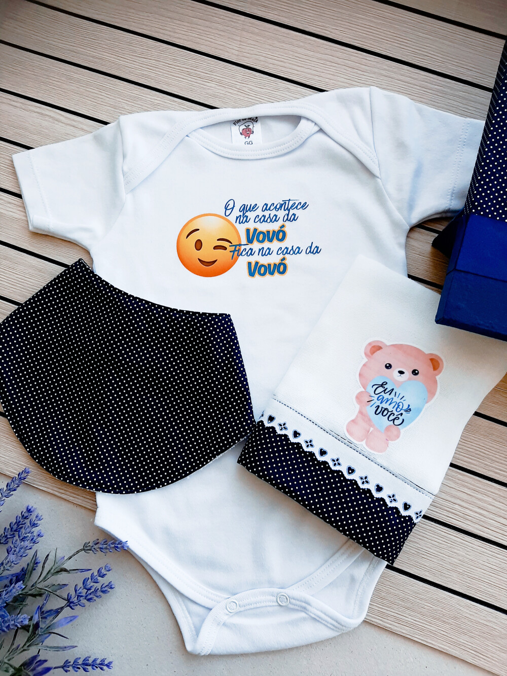 Kit Presente Bebê Personalizado - Body, Babeiro, Babita e Caixa 