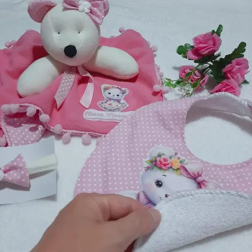 Kit presente personalizado: babeiro, naninha e laço de cabelo Ur
