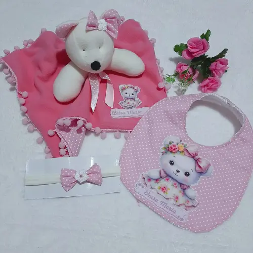 Kit presente personalizado: babeiro, naninha e laço de cabelo Ur