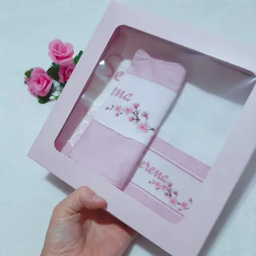 Kit presente personalizado: babeiro, babita e toalhinha Flor de Laranjeira