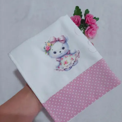 Kit Presente para bebê Ursinha Delicada: manta, babeiro, babita