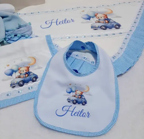 Kit Presente para bebê Ursinho Motorista: manta, babeiro, babita